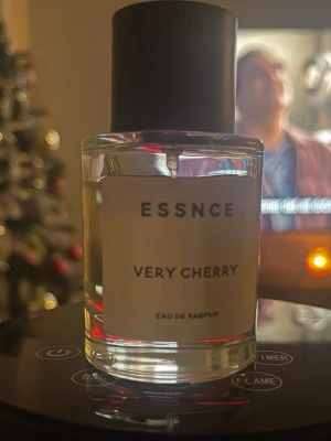 Essnce Very Cherry EdP - Trendig Eau de Parfum med namnet Very Cherry från Essnce. Perfekt för dig som vill sticka ut med en modern vibe. Flaskans design är stilren och passar snyggt på hyllan. Volym och ingredienser framgår ej på bilden.
