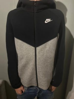 Svart grå Nike tech fleece - Svart grå nike tech fleece. 
