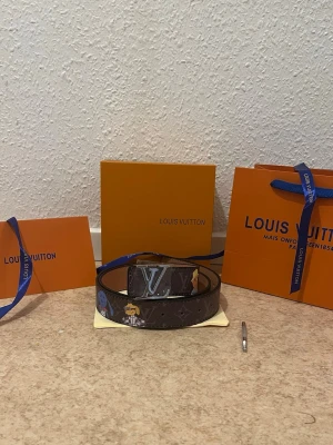 Louis V bälte  - Helt nyt Louis V bälte. Allt på bilden ingår. 