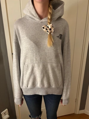 Grå hoodie - Såå cool grå hoodie med svart tryck. Storlek 164 men passar XS från Zara.