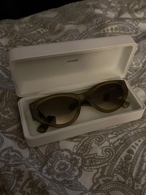 CHIMI 06 - Säljer ett par solglasögon från CHIMI.                           Modell CHIMI CHIMI 06 Aldrig använda, i nyskick och kommer med originalfodral. Köpta för ca 1 år sedan, nypris 1400 kr.  Snygg modell och färg,säljs pga aldrig kommit till användning.