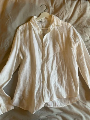 Linne skjorta  - Från Zara, aldirg använd. Köpt frö 400kr 