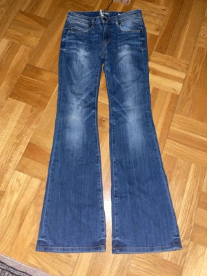 bootcut low waist jeans ⭐️ - jätte snygga bootcut jeans från marc O'polo, men är köpta på selllpy. de va för små så behöver tyvärr sälja de ☹️ i bra skick har inte tagit av sellpy prislapparna 🩷      MÅTT:  midja (mätt platt): 34 cm        innerbenslängd: ca 75 cm