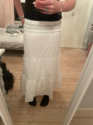 Långkjol - Jättefin långkjol med broderade blommor. På baksidan har den några fläckar men dem försvinner nog i tvätten. Från Gina Young i storlek 158/164 (lappen är bortklippt) men sitter som XS. Jag är 170 som referens❤️