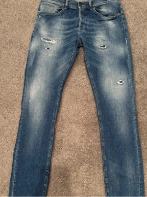 Blå jeans från Dondup - Tja säljer ett par stiliga jeans från dondup eftersom dem ej kommer till användning nått mer! Jeansen är i mycket bra skick har inga skador och passar perfekt för dig som vill ha nått fräscht till 2026. Hör av er vid intresse av köp, MVH Arvid
