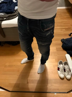 Diesel 2019 D-Strukt jeans blå - Säljer ett par snygga (lite schysstare) Diesel 2019 D-Strukt jeans i mörkblå tvätt med slitningar och coola detaljer. Slim fit
