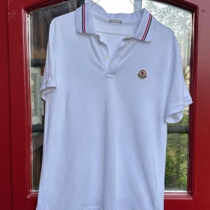 Moncler pike  - Säljer denna super fräscha Moncler piken i storlek M. Just denna släpptes 2023 och är i grymt skick. Nypris på denna ligger kring 4000kr men säljs nu för endast 899kr vilket är sjukt bra med tanke på hur ny den är💯💯