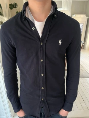 RALPH LAUREN shjorta - Snygg mörkblå skjorta från Ralph Lauren i featherweight mesh-bomull. Sitter otroligt skönt. Storlek: XS Pris: 499kr pris kan diskuteras vid snabb affär. Skriv vid frågor och funderingar!🔥