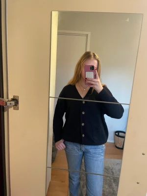 Kofta  - Supersnygg svart kofta från bellerose. Storlek 3  (typ 34-36). Har små fickor. 