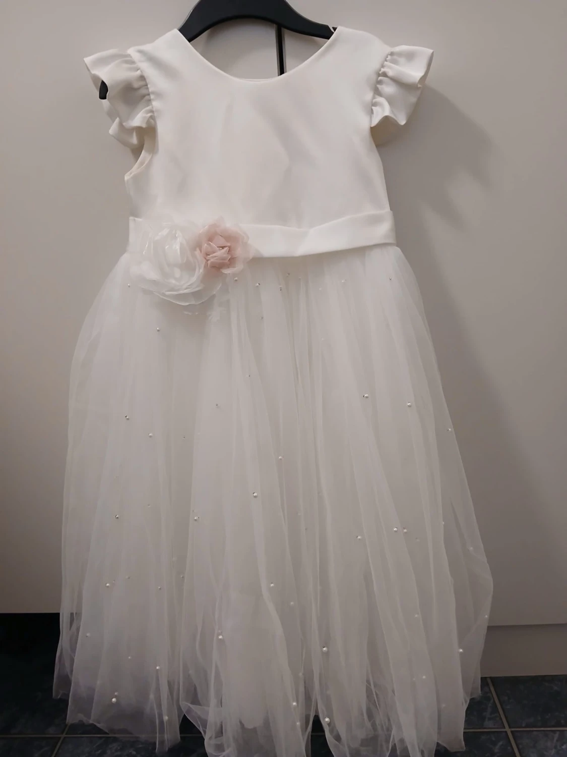 Vit långklänning med blommor och pärlor - 2