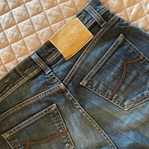 Jacob Cohën jeans - Säljer dessa riktigt feta Jacob Cohëns! | Storlek 31. | Riktigt bra skick, bedöm utifrån bilder. | Väldigt bra skick på badgen vilket är ovanligt. | Trendig mörkblå färg som passar perfekt till alla årstider! | Modell: Bard, Second premium edition. | Släng iväg en signal vid funderingar så svarar jag snabbt. |