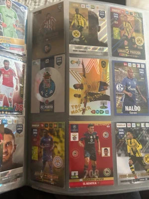 Ingen väst synlig på bilderna - Bilderna visar samlarkort med fotbollsspelare och lag, men ingen väst syns på någon av bilderna. Om du vill sälja en väst, vänligen ladda upp en bild där västen är tydligt synlig. Finns fler kort också om nni vill se