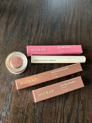 Produkter från Hickaps julkalender 2025 - Säljer dessa produkter från Hickaps julkalender 2025 till mindre en halva priset då det är produkter jag inte kommer få användning av☺️ Alla produkter är oanvända förutom ögonskuggan som är swatchad en gång. Produkterna har tillsammans ett värde på 995kr men jag säljer dem för 400kr tillsammans.  Det går även att köpa produkterna var för sig om man inte vill köpa alla, skriv då till mig privat. Pris kan diskuteras vid snabb affär☺️