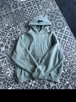Essentials hoodie - Färgen sycamore. Köpt för 2300 i england. Knappt använd