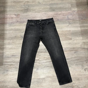 Svarta straight jeans med knappgylf - Svarta Jeans från Jack&Jones, storlek 32-32