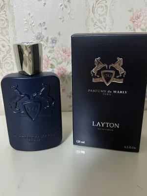 Layton Eau de Parfum 125ml - Exklusiv parfym från Parfums de Marly, Layton. 125 ml flaska, tillverkad i Frankrike. Ingredienser: Alcohol Denat, Parfum (Fragrance), Aqua (Water), Limonene, Benzyl Alcohol, Linalool, Coumarin, Citronellol, BHT, Citral, Geraniol. 82% vol.