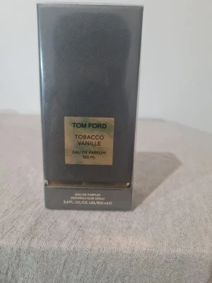 Tom Ford Tobacco Vanille 100ml - Tom Ford Tobacco Vanille Eau de Parfum, 100 ml. En lyxig parfym med modern känsla, perfekt för dig som vill sticka ut och visa din personlighet. Snygg förpackning och stor flaska för långvarig användning.