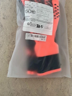 Målvaktshandskar - Hej! Är du en målvakt som behöver nya handskar? Jag säljer ett par helt nya målvaktshandskar i storlek 10. Perfekta för både träning och match.  Pris: 350 kr  Tveka inte att höra av dig om du är intresserad eller har några frågor! Först till kvarn gäller.