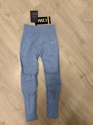 Blå seamless träningstights från ICANIWILL - Snygga ljusblå seamless träningstights från ICANIWILL med hög midja. Materialet är stretchigt och har ventilerande meshdetaljer på baksidan av benen. Perfekta för träning och riktigt sköna att ha på sig. Aldrig använda med prislapp kvar. Jätte stretchiga, passar även mig som är xs 