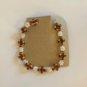 Handgjort armband - Handgjort armband med en silverfärgad förlängningskedja och karbinhake 💕