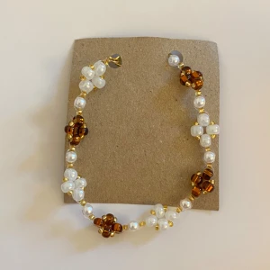 Handgjort armband  - Handgjort armband med en guldfärgad förlängningskedja och karbinhake 💕