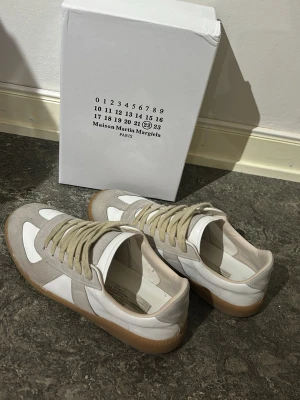 Masion margiela skor - Säljer dessa feta mason margiela skor eftersom att jag har nu insett att det inte är min storlek. Skorna är i typ nyskick finns såklart tecken på användning men inga defekter! Enligt mig är dessa skorna de fetaste på marknaden! Box medföljer. Nypris runt 5000 kr mitt pris 2499!! Hör av dig vid frågor! Postas inom 24h vid köp. Priset är inte hugget i sten! 😊storlek 43!