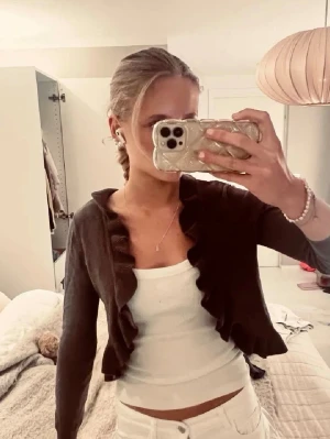 Brun bolero 🤎 -  fin bolero med volang på kanterna. Gammal från HM, säljs ej längre. Hör av er för frågor❤️