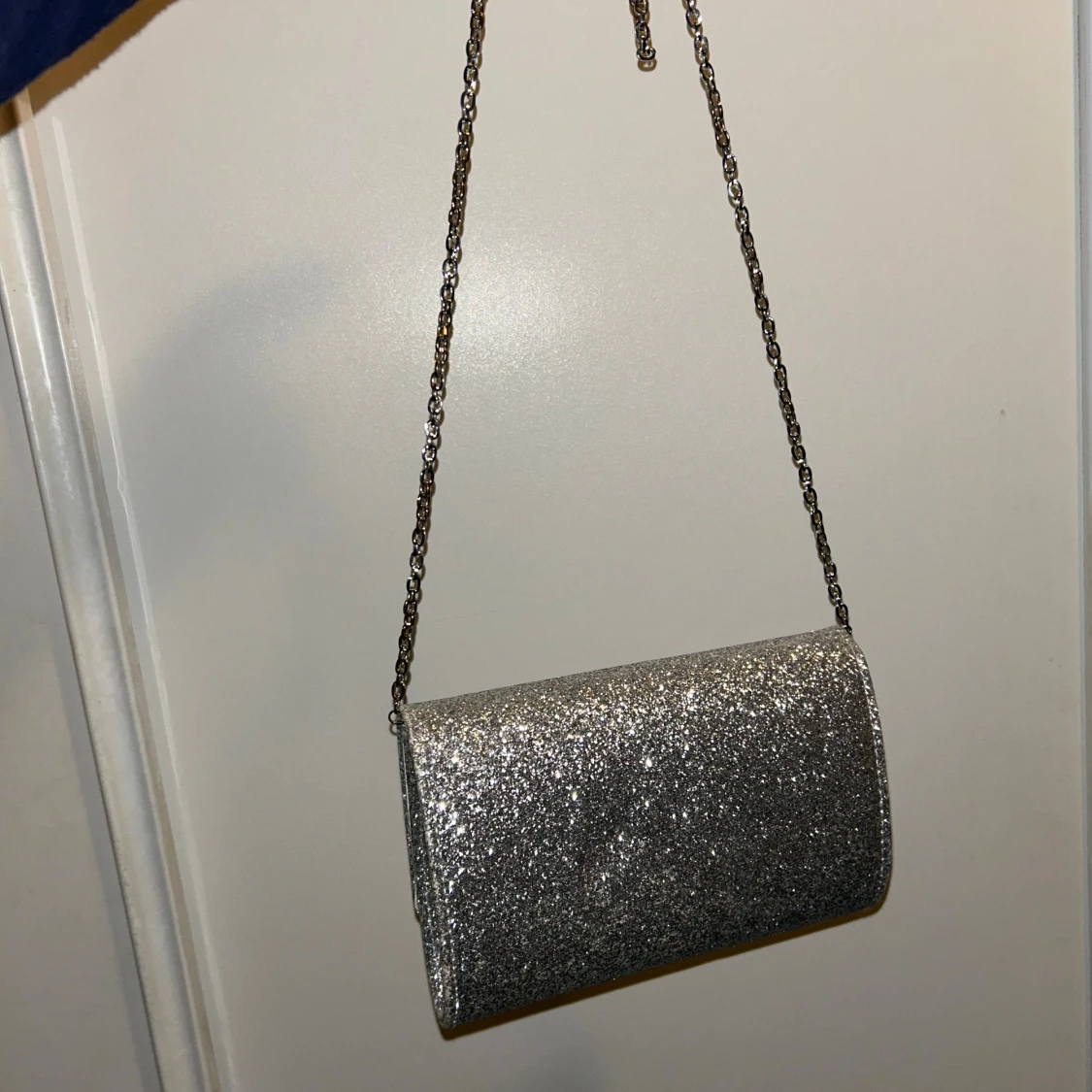 Glittrig silver axelväska  - 1