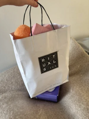 Mysteri bag - En maxad mysteribag!!  Allt är helt nytt och i orginalförpackning, 20+ saker!! Originellt kostar allt runt 800kr+  Obs! På sista bilden kan man se att hår masken råkats öppnas lite, den är dock aldrig använd men endast lite öppnad.