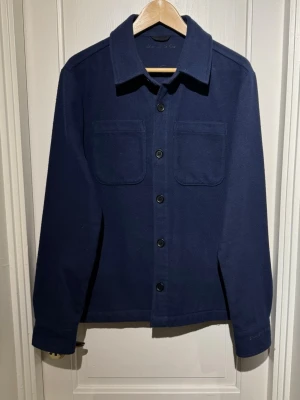 Mörkblå overshirt från d'once de la sense - Säljer just nu denna stilrena eftertraktade mörkblå overshirt från d'once de la sense. Den är slutsåld överallt och går inte att få tag på… Skick 9,5/10. Storleken är S så passar dig dom är runt 175 - 185 ungefär. Tveka inte att höra av er vid minsta lilla funderingar!🤩