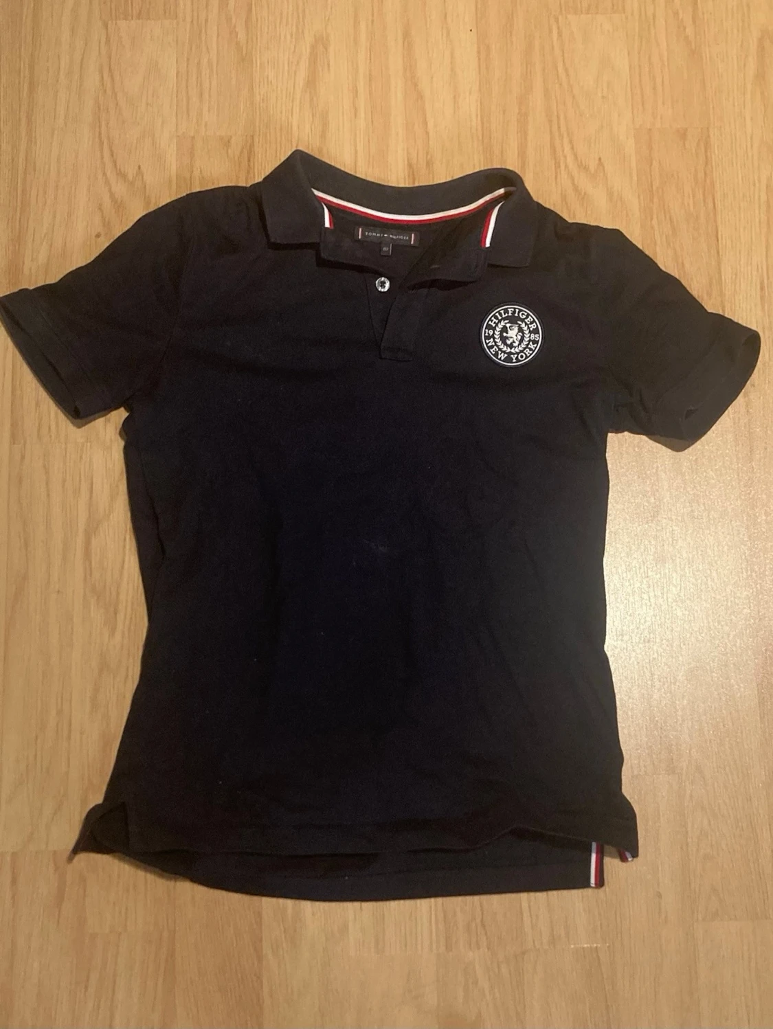 Mörk blå pikétröja från Tommy Hilfiger - 1