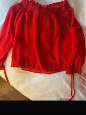 Röd blus top  - Storlek 36