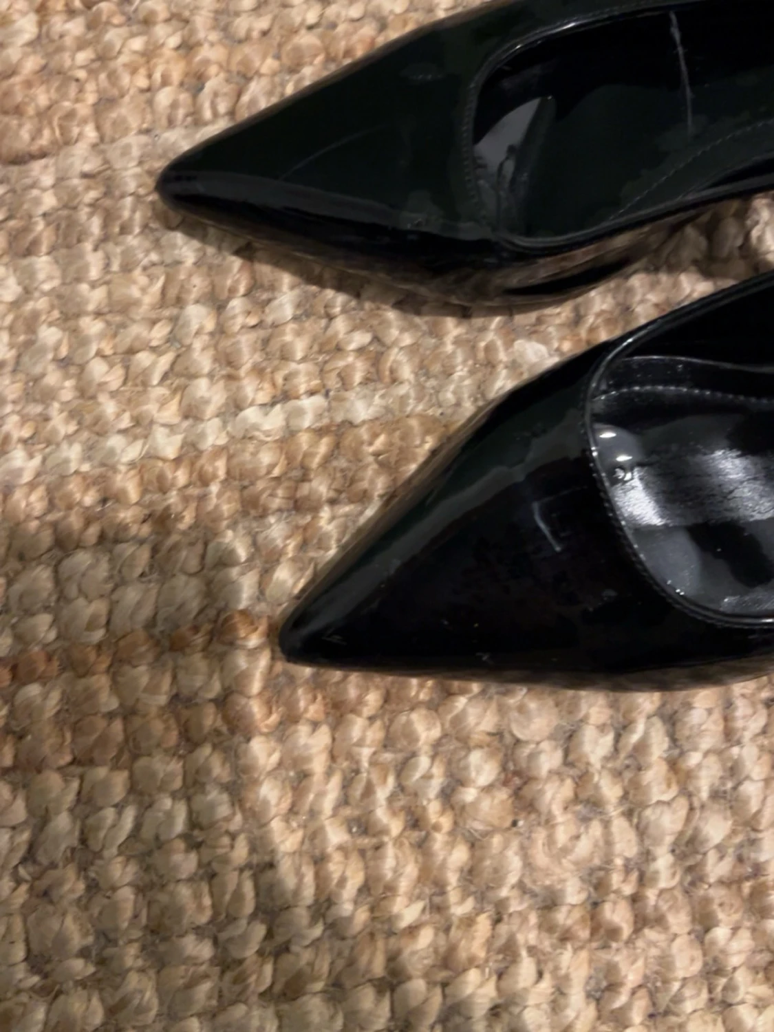 Svarta lackpumps med spetsig tå - 2
