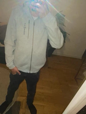 Sail racing zip tröja - Skön och fin tröja med märket sail racing. Tröjan är storlek 170. Det bara ett litet problem med tröjan och det är att zippen på den lilla fickan åt höger har gått av men jag har fortfarande kvar den så man kan laga den och sätta ditt själv annars har tröjan inga problem och är stillig. Köpte tröjan för 1250 kronor och säljer den nu för 350kr. Så passa på och köpa.😊