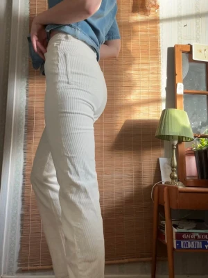 Manchesterbyxor - Vita manchester byxor från Weekday, jag är 170cm och de slutar vid mina anklar🌞 Skriv om du undrar över något!