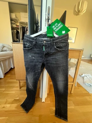 Svarta jeans från Dsquared2, storlek 46 - Riktigt fräscha & snygga mörkgråa jeans från Dsquared2 i storlek 46. ALDRIG använda. 