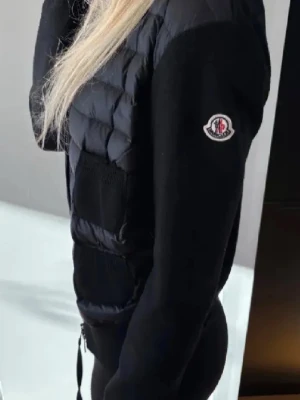 Svart cardigan från Moncler - Svart cardigan från moncler, har nfc, qr kod och scann ❤️ självklart äkta. 