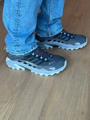 Merrell MOAB Speed 2 mid GTX - Merrell MOAB Speed 2 mid GTX, nya i kartong. Säljes pga fel storlek. Nypris 2099:-  Mångsidig och lätt vandringssko med förbättrad komfort, dragkraft och passform - vattentät med GORE-TEX membran för optimalt skydd.