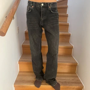 svarta jeans straight baggy fit - Svarta baggy/ straight jeans. Midwaist, storlek 38 från Zara. De har en ihopsydd slits på insidan men inget som syns. Mycket bra skick