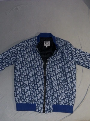 BomberJacka  - Storlek M men passar 175 cm S också