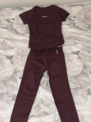 Dfyne set - Säljer detta fina set, går gärna att köpa bara tröjan eller bara byxan om man vill. Super fina till gymmet och älskar materialet!!🤎Strl S på båda men passar Xs. Tröjan är använd en gång (hela setet  (1000kr) , bara ett plagg (500kr)