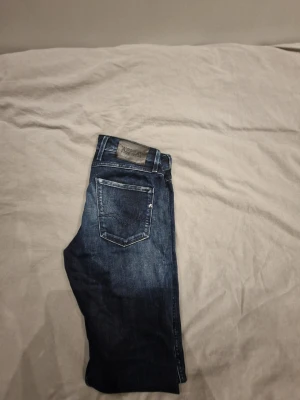 Anbass replay slim fit - Säljer ett par snygga mörkblå jeans från Replay. Size 30W 32L. Pris kan diskuteras vid snabb affär