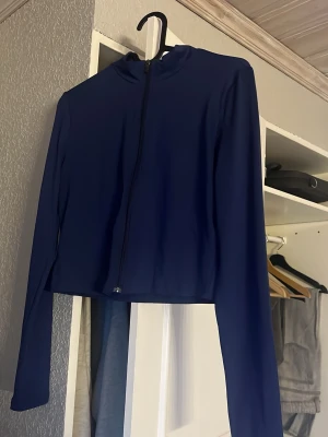 Tränings tröja - Inga hål eller fläckar , den är endast använd 1 gång