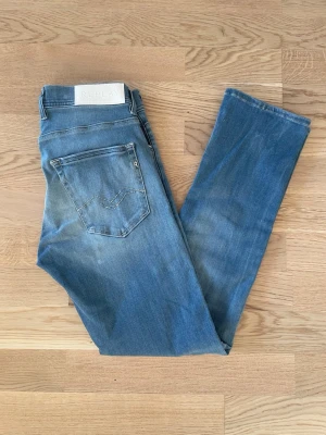 Ljusblå Replay Grover jeans W28 L30 - Jag säljer dom här riktigt snygga Replay Grover jeansen som är i storlek W28 L30. De är bara använda nån enstaka gång så dom är som nya. Tveka inte att höra av er!                                          Mått:  Längd=99cm Midja=37cm