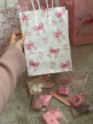 Rosa Gift Set  håraccessoar-kit  - Kit med flera håraccessoarer i rosa och vitt, inklusive scrunchies i satin, hårsnoddar och hårklämmor. Allt är förpackat i små påsar med blommönster. Perfekt för att skapa gulliga frisyrer och addera en söt touch till din look.Perfect  as a birhday gift and Valentines Gift