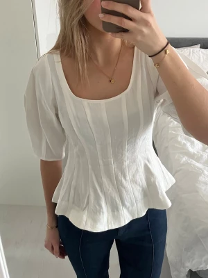 Blus - Söt blus som ger en fin form☺️🤍