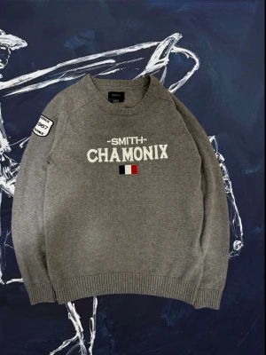 Stickad SMITH CHAMONIX Sweater - Säljer denna feta sweater med fett tryck! Väldigt bra skick utan defekter! För mer info så är det bara att skriva!