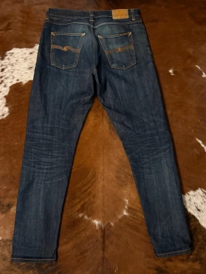 Raw selvage nudie SteadyEddie ii - Tjena! Säljer dessa helt otvättade nudie steadyEddieii jeans, byxorna är i fint skick och börjar få riktigt feta fades, W31/L34, hör av dig vid funderingar!🙌