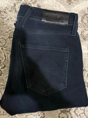 Mörkblå Replay jeansbyxor - Snygga mörkblå jeans från Replay, dem är slim fit och i modelen anbass hyperflex. Dem är i storlek W30 L30. Dem är i ett otrolig bra skick, nästan nya.