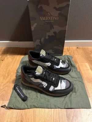 Valentino Garavani Rockrunner sneakers - Rockrunners | Strl - 41/42 | skick 8,5/10 | Pris kan diskuteras.
